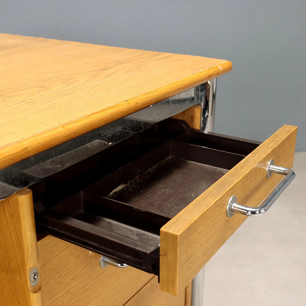 Scrivania in legno, metallo cromato e plastica, '900 5