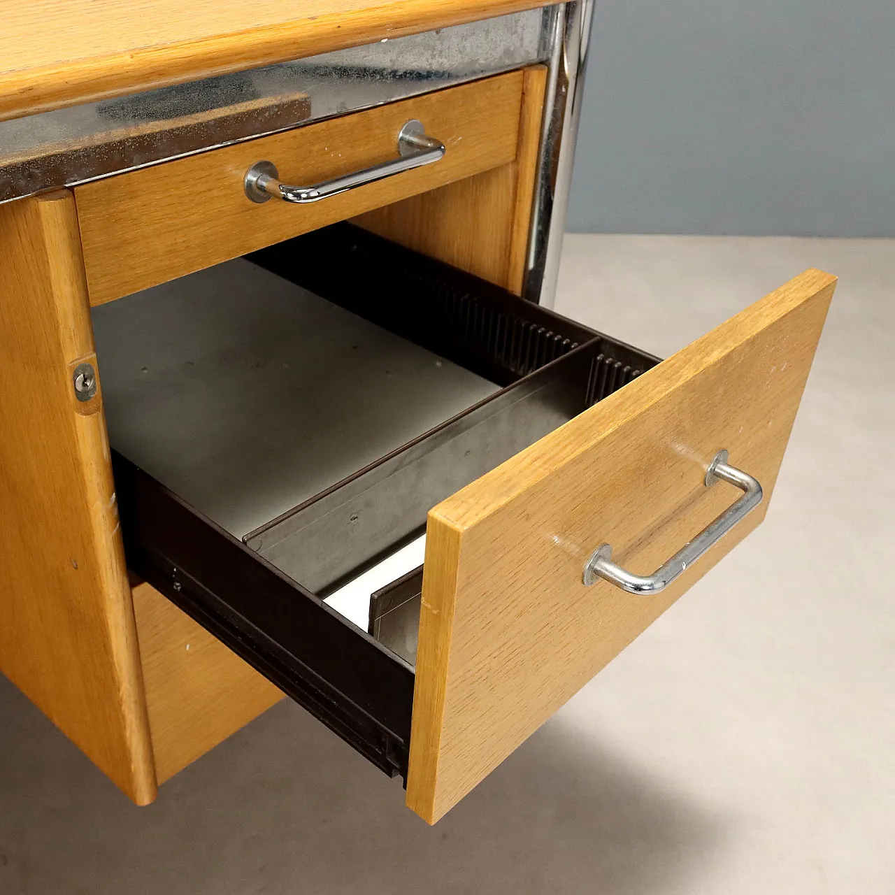 Scrivania in legno, metallo cromato e plastica, '900 6