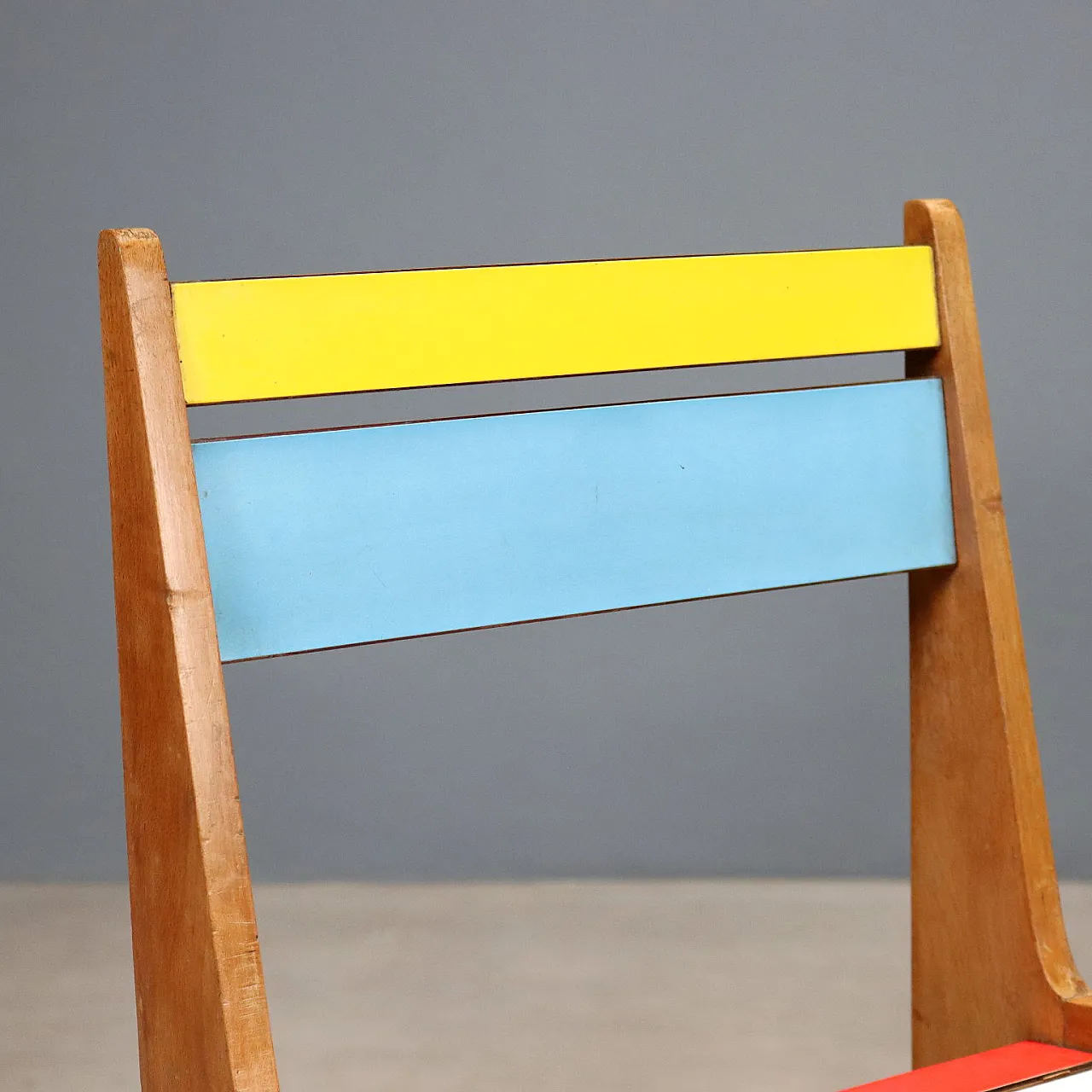 Coppia di poltroncine in faggio con inserti in formica colorata, '900 3