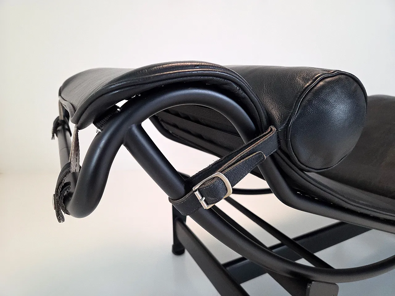 LC4 Chaise Longue by Le Corbusier, Perriand & Jeanneret for Cassina 5