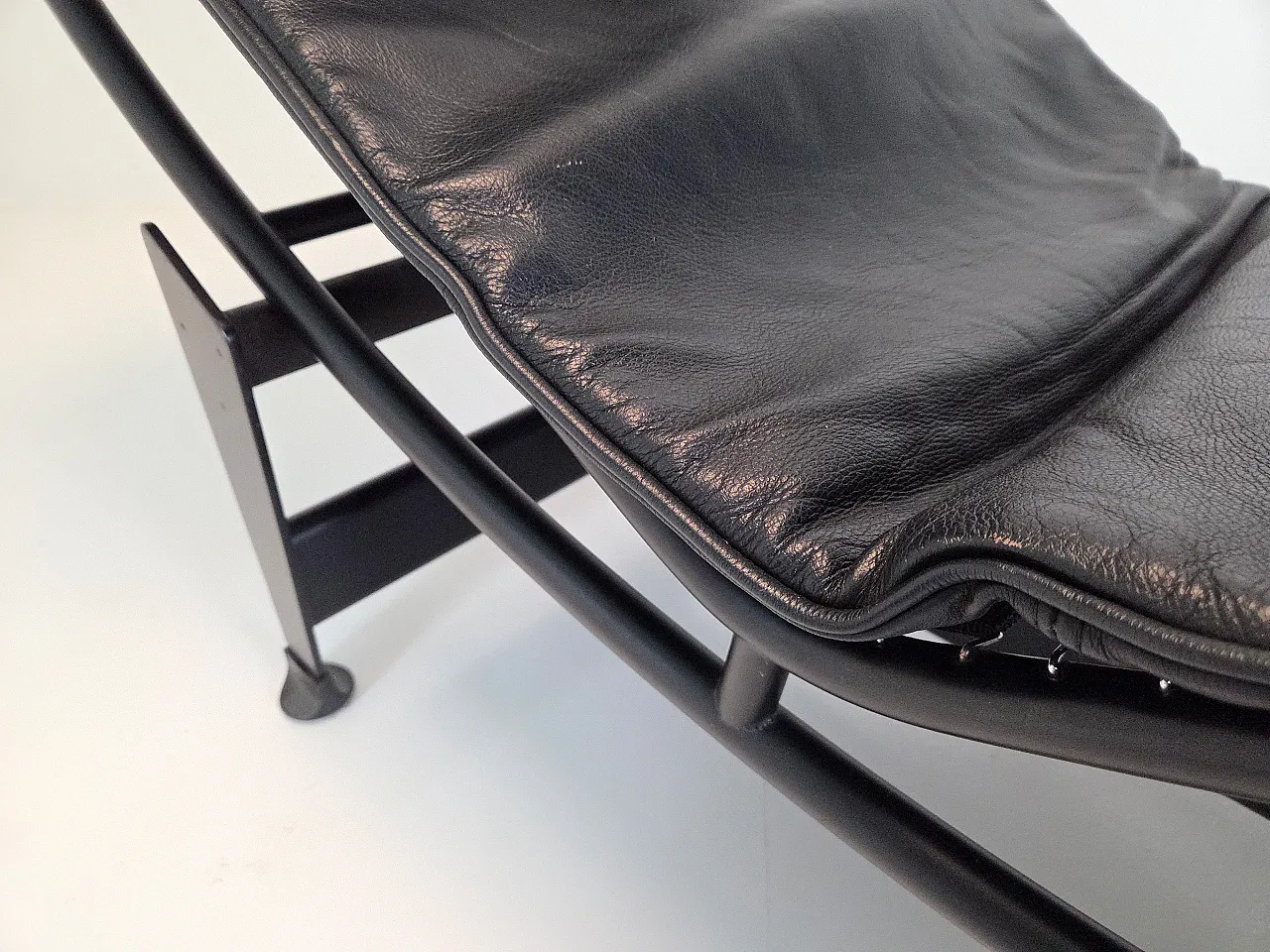 LC4 Chaise Longue by Le Corbusier, Perriand & Jeanneret for Cassina 7