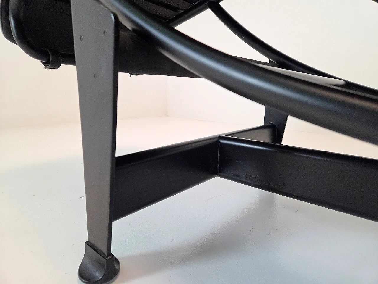 LC4 Chaise Longue by Le Corbusier, Perriand & Jeanneret for Cassina 8
