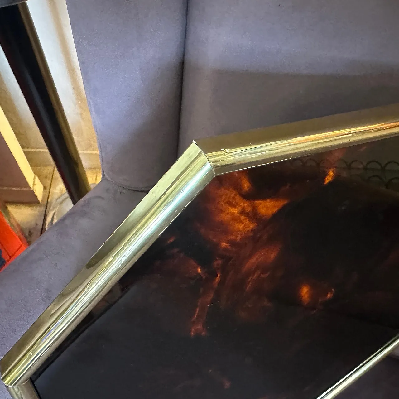 Vassoio e sottobicchieri in finta tartaruga, lucite e ottone, anni '70 5