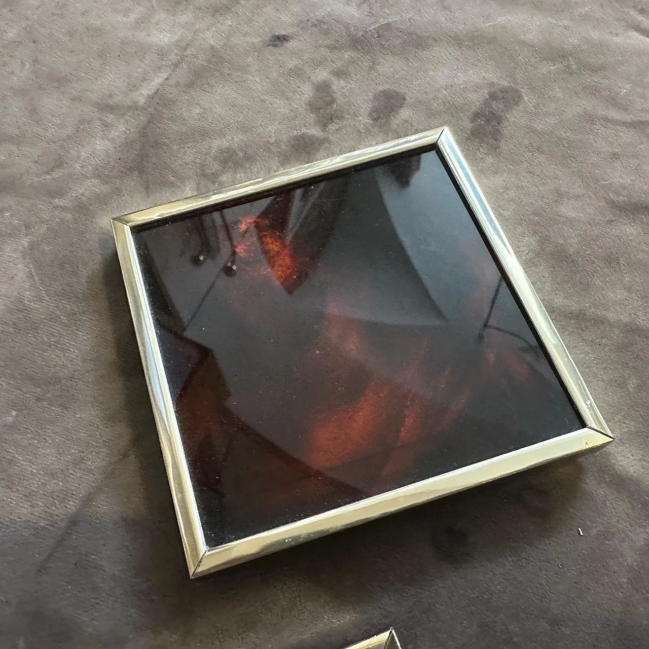 Vassoio e sottobicchieri in finta tartaruga, lucite e ottone, anni '70 6