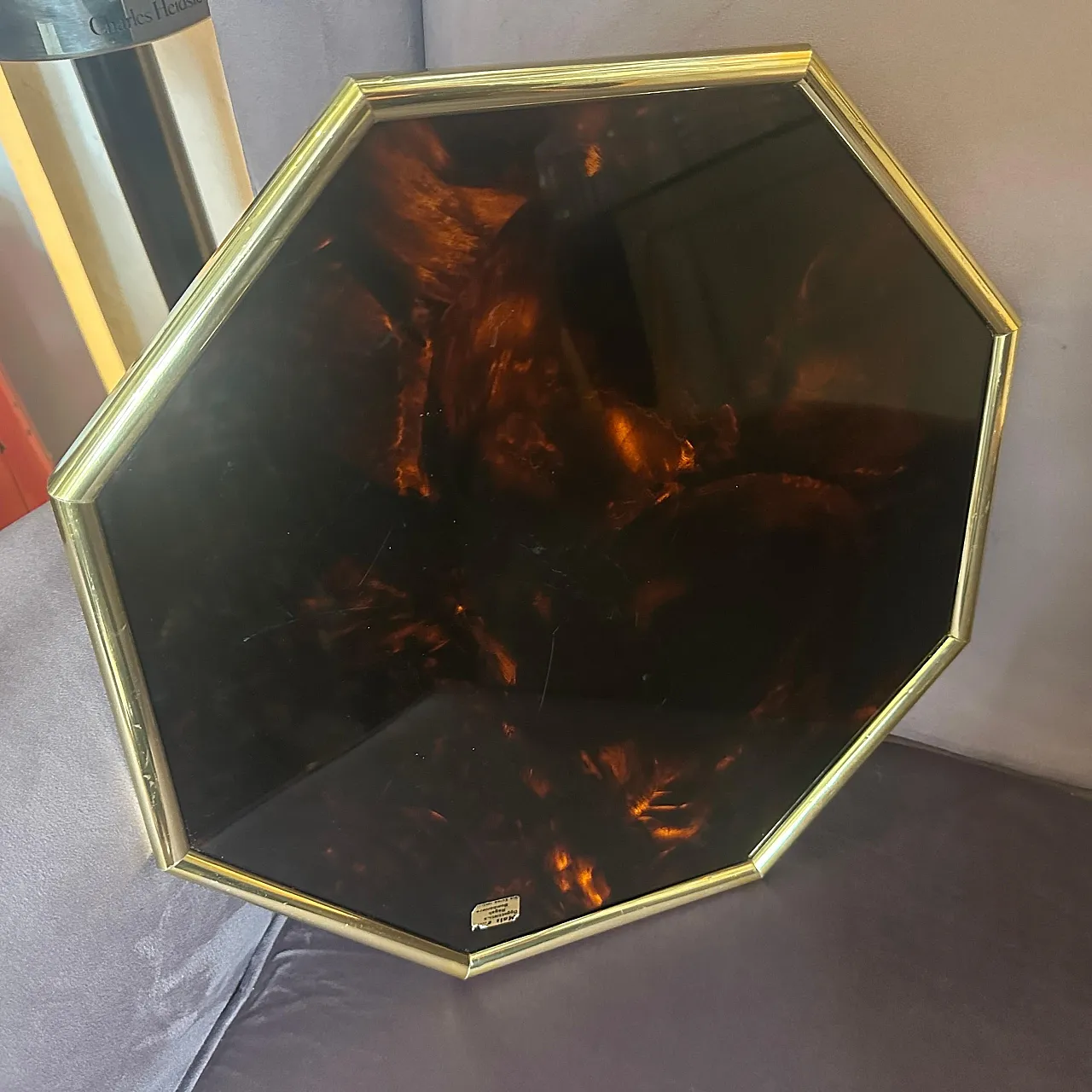 Vassoio e sottobicchieri in finta tartaruga, lucite e ottone, anni '70 7