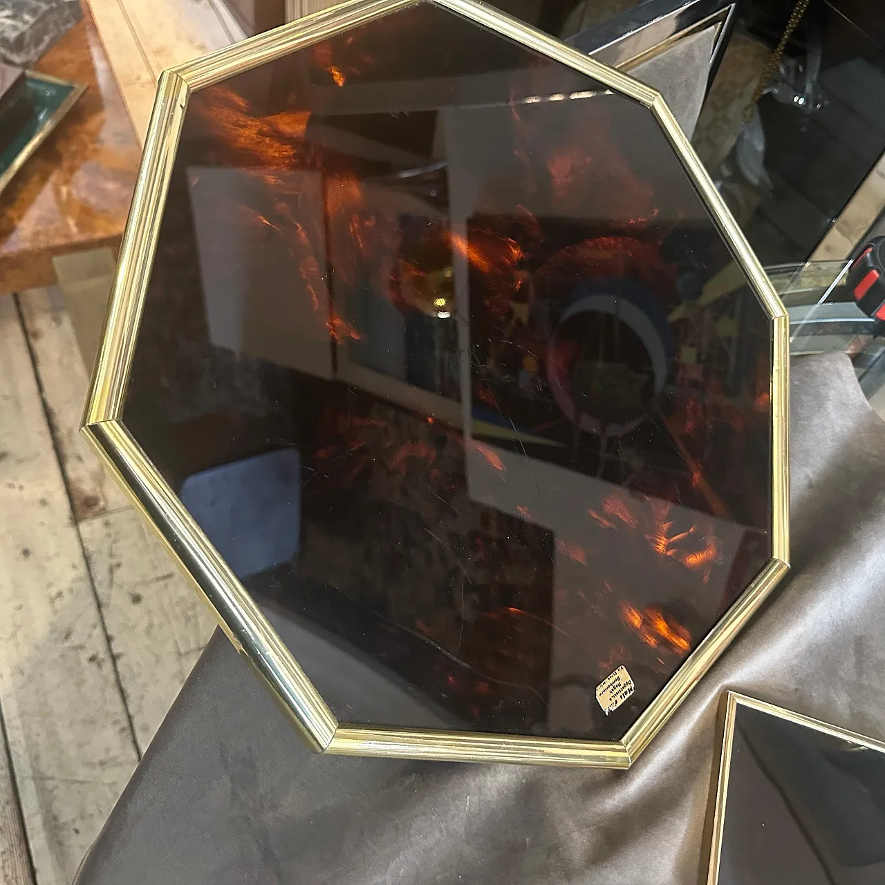 Vassoio e sottobicchieri in finta tartaruga, lucite e ottone, anni '70 9