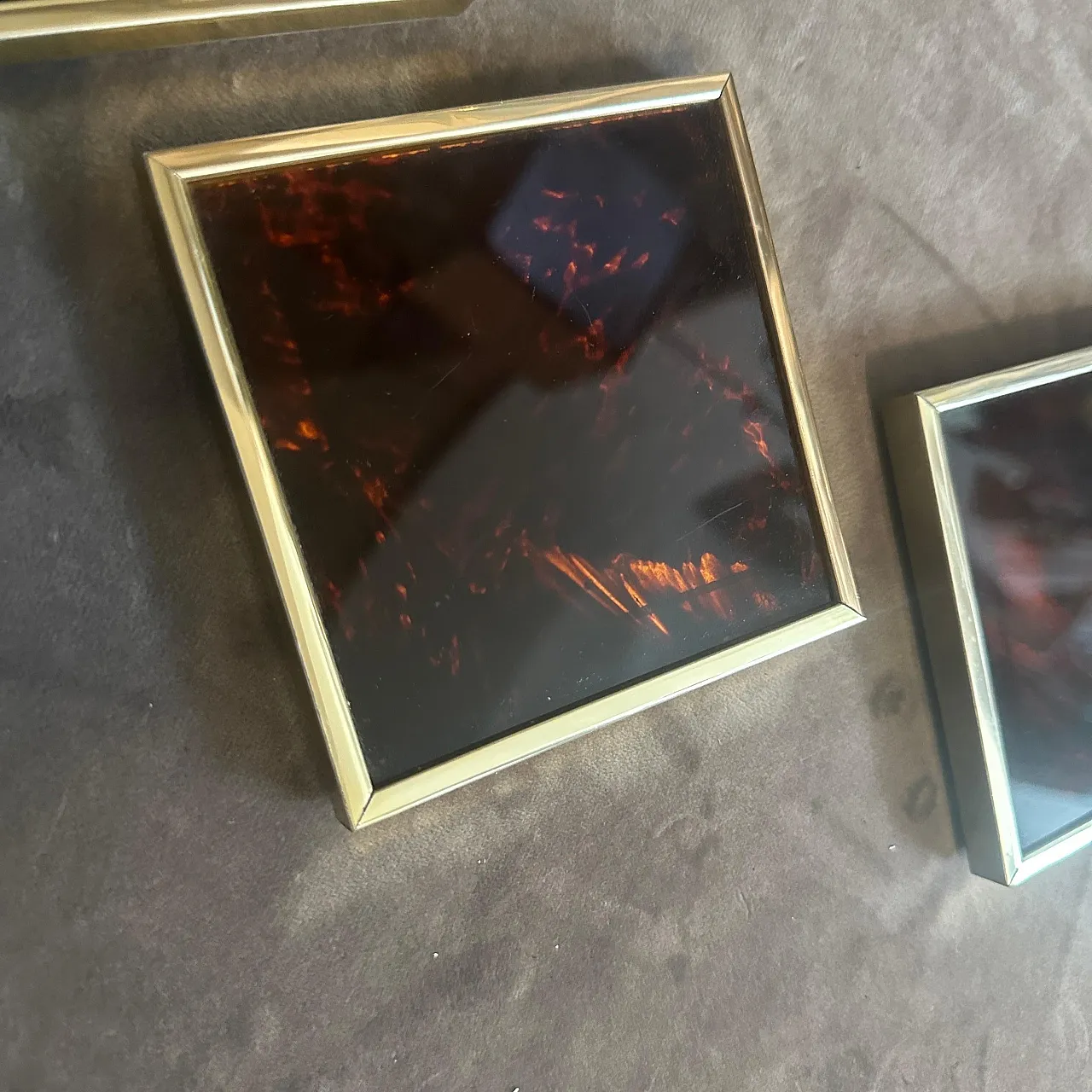 Vassoio e sottobicchieri in finta tartaruga, lucite e ottone, anni '70 10