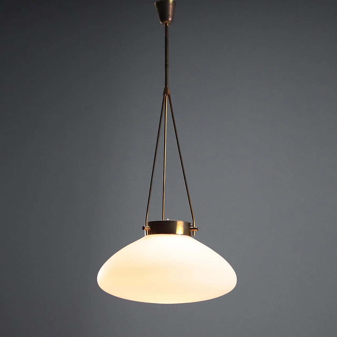 Lampada con struttura in ottone e diffusore in vetro opalino, '900 1