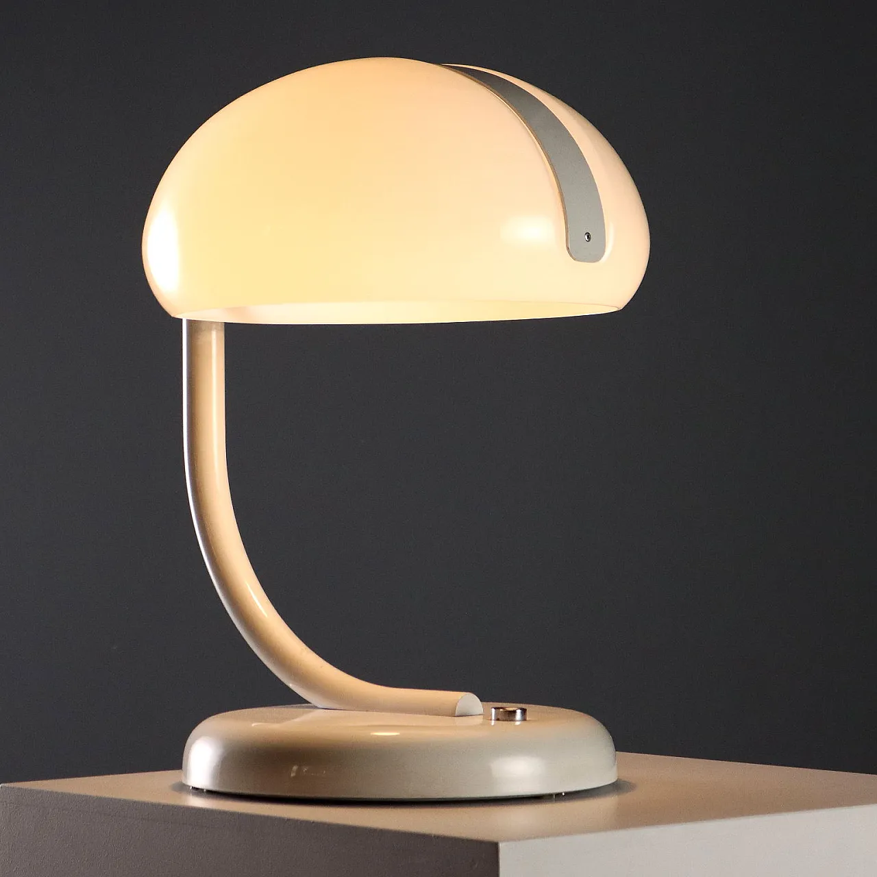 Lampada in metallo smaltato, alluminio e metacrilato, '900 1