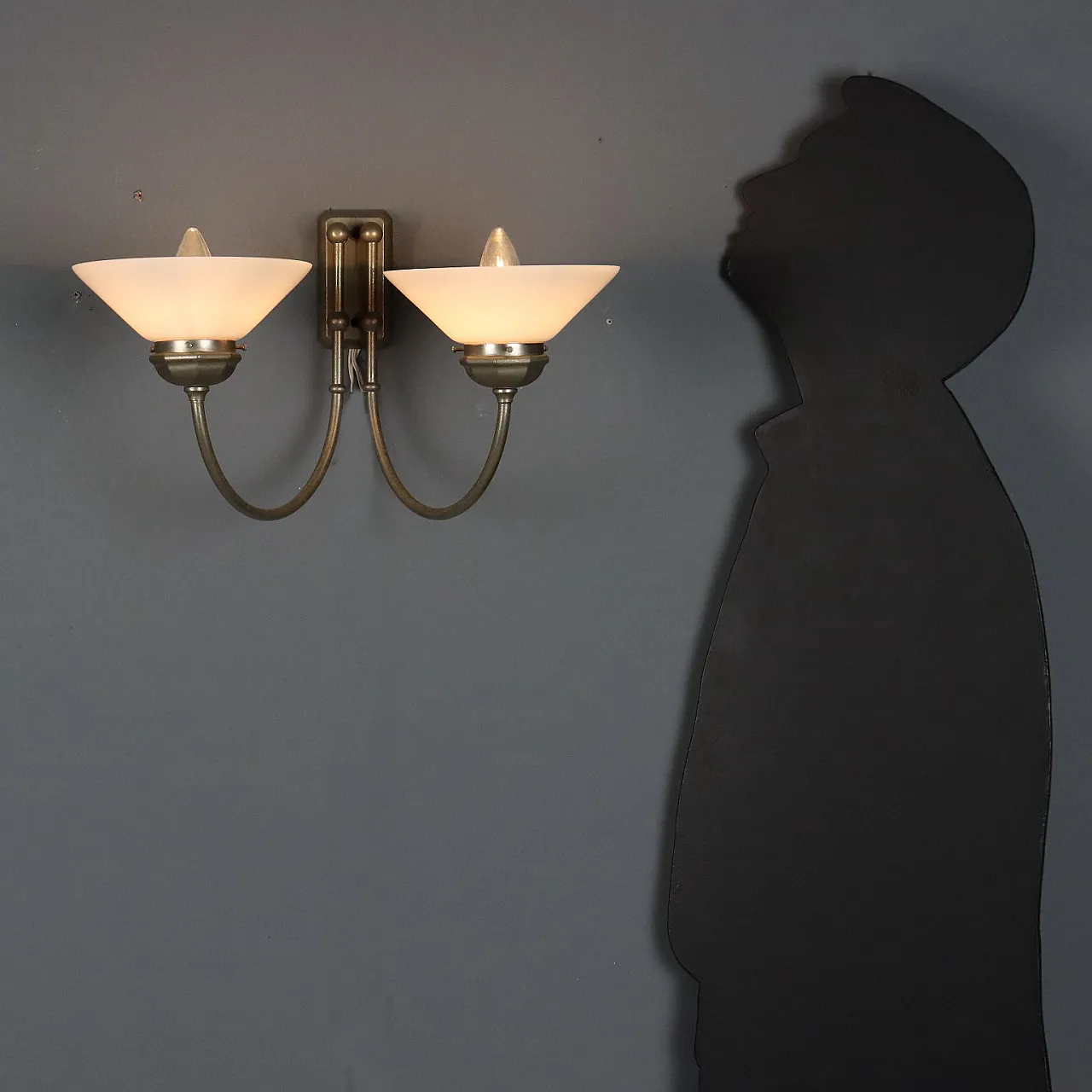 Applique con struttura in metallo e diffusori in vetro, '900 2