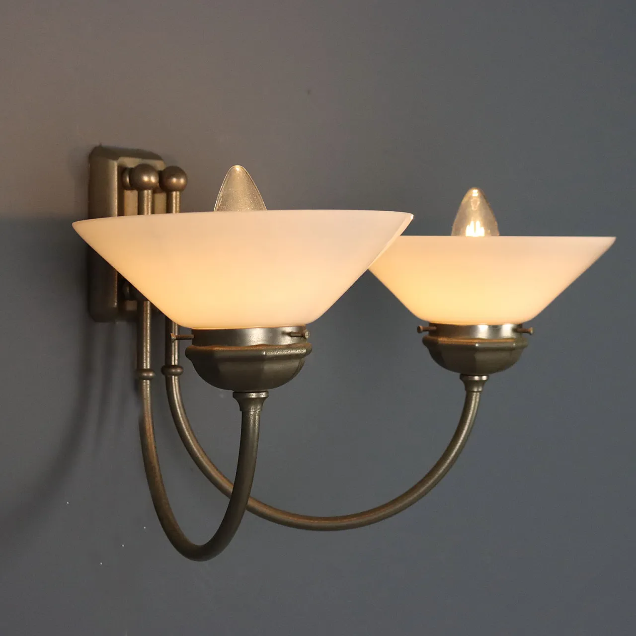 Applique con struttura in metallo e diffusori in vetro, '900 4