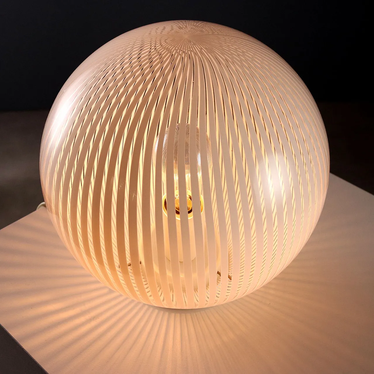 Lampada da tavolo in alluminio smaltato e vetro soffiato, '900 3