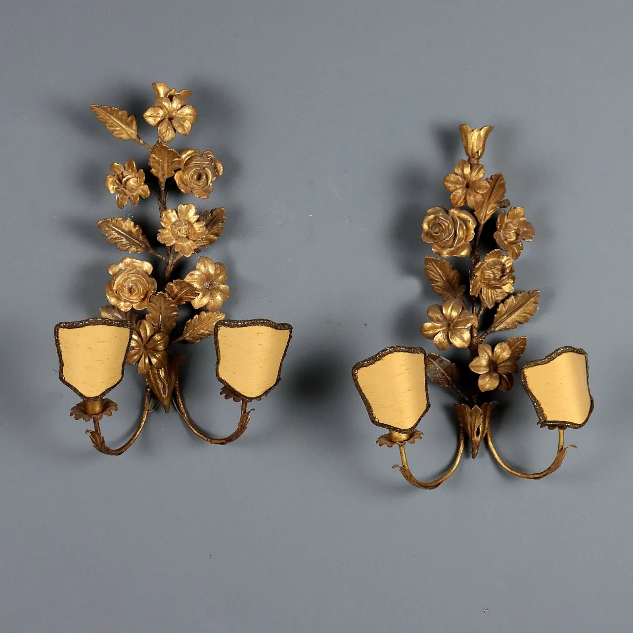 Coppia di lampade in ferro dorato, lamiera e legno, fine '800 1