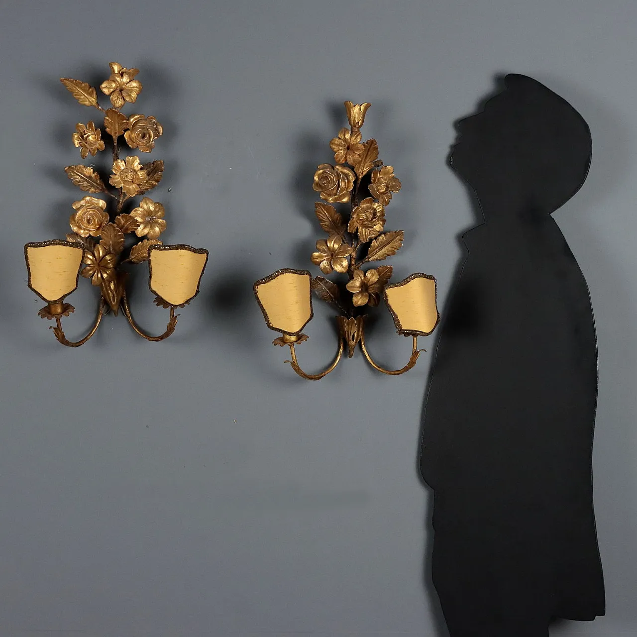 Coppia di lampade in ferro dorato, lamiera e legno, fine '800 2