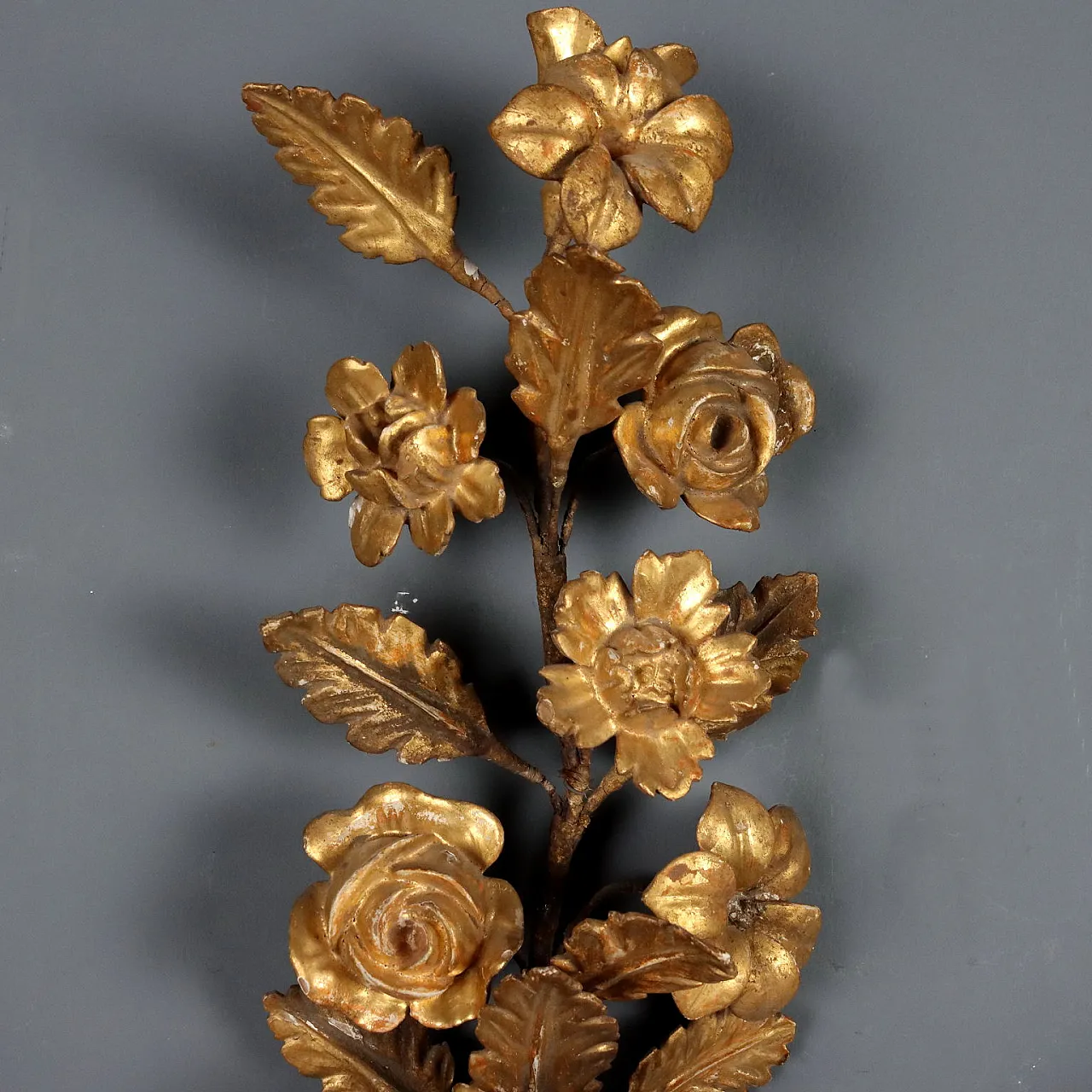 Coppia di lampade in ferro dorato, lamiera e legno, fine '800 5