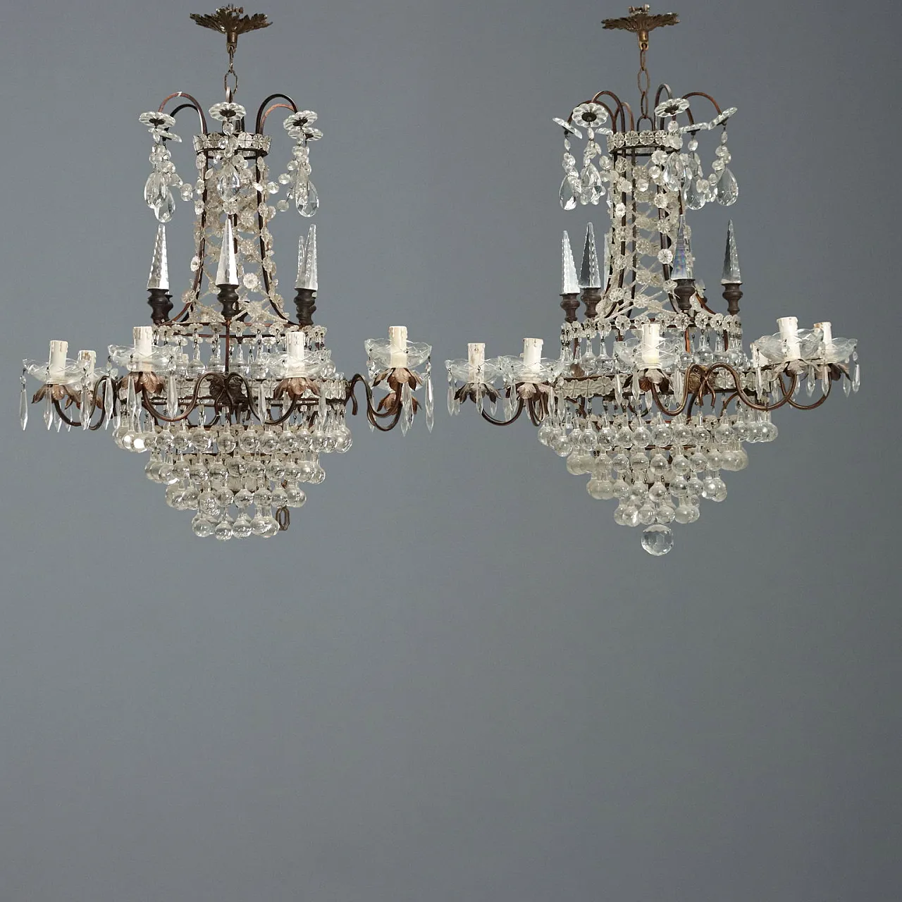 Coppia di lampadari in metallo brunito e lamiera, primo '900 1