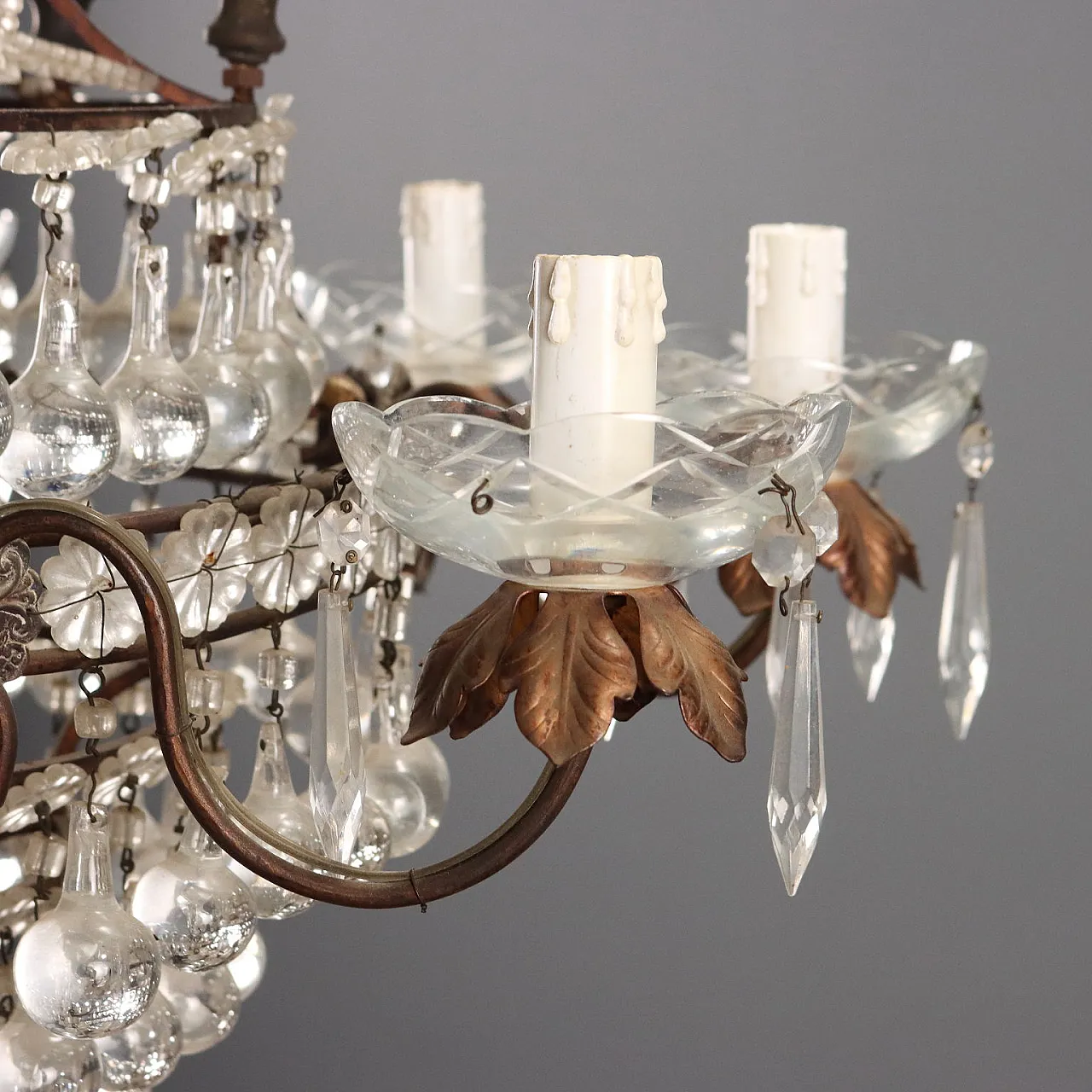 Coppia di lampadari in metallo brunito e lamiera, primo '900 8