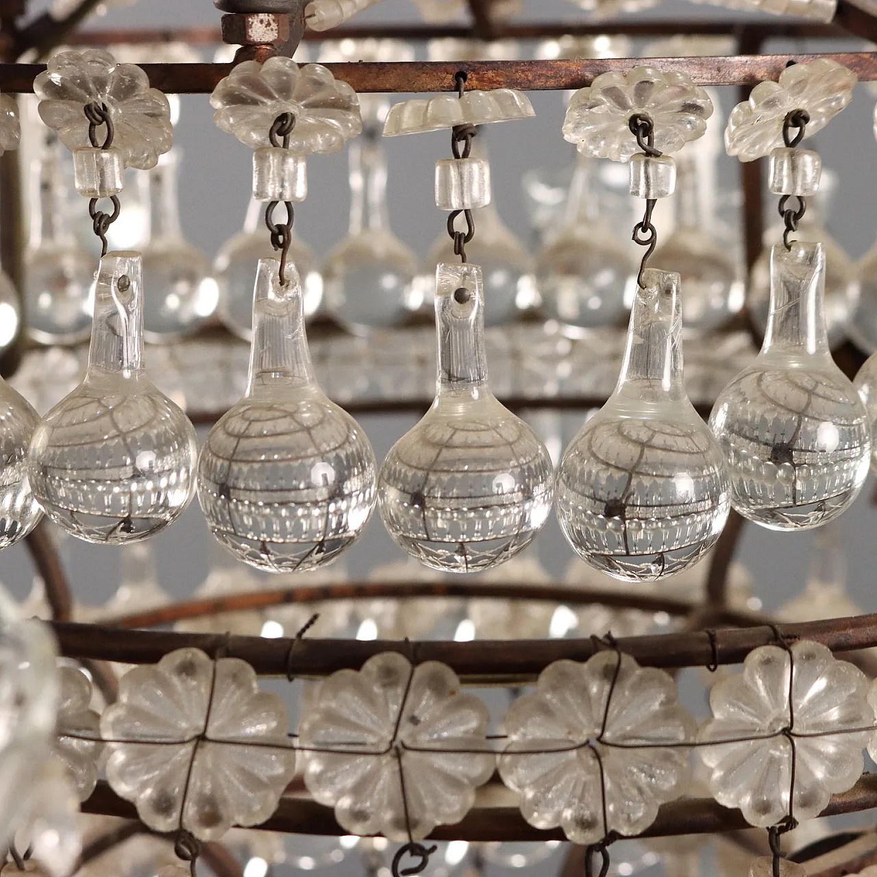 Coppia di lampadari in metallo brunito e lamiera, primo '900 9