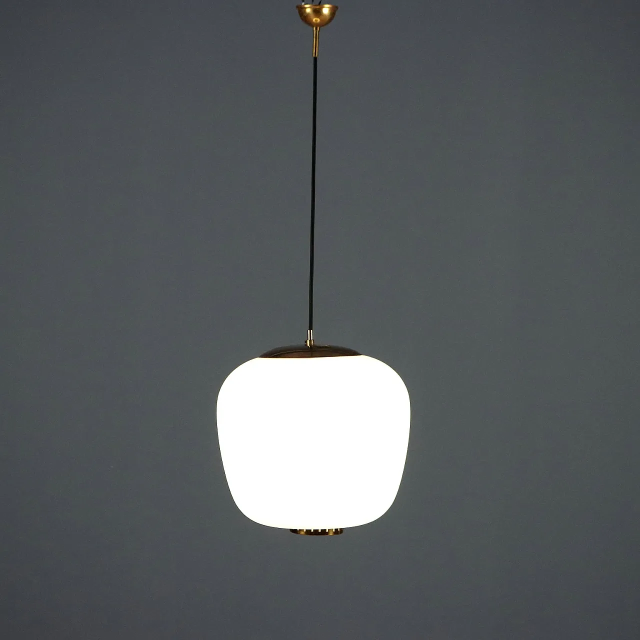 Plafoniera in vetro opalino, ottone e metallo smaltato, '900 1