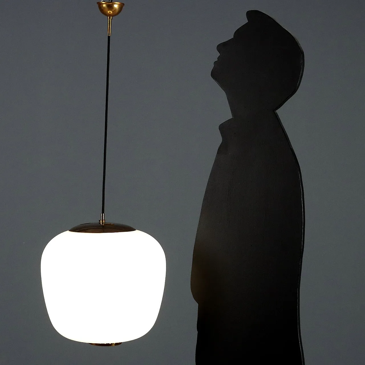 Plafoniera in vetro opalino, ottone e metallo smaltato, '900 2