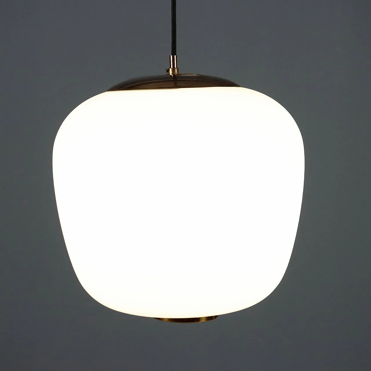 Plafoniera in vetro opalino, ottone e metallo smaltato, '900 3