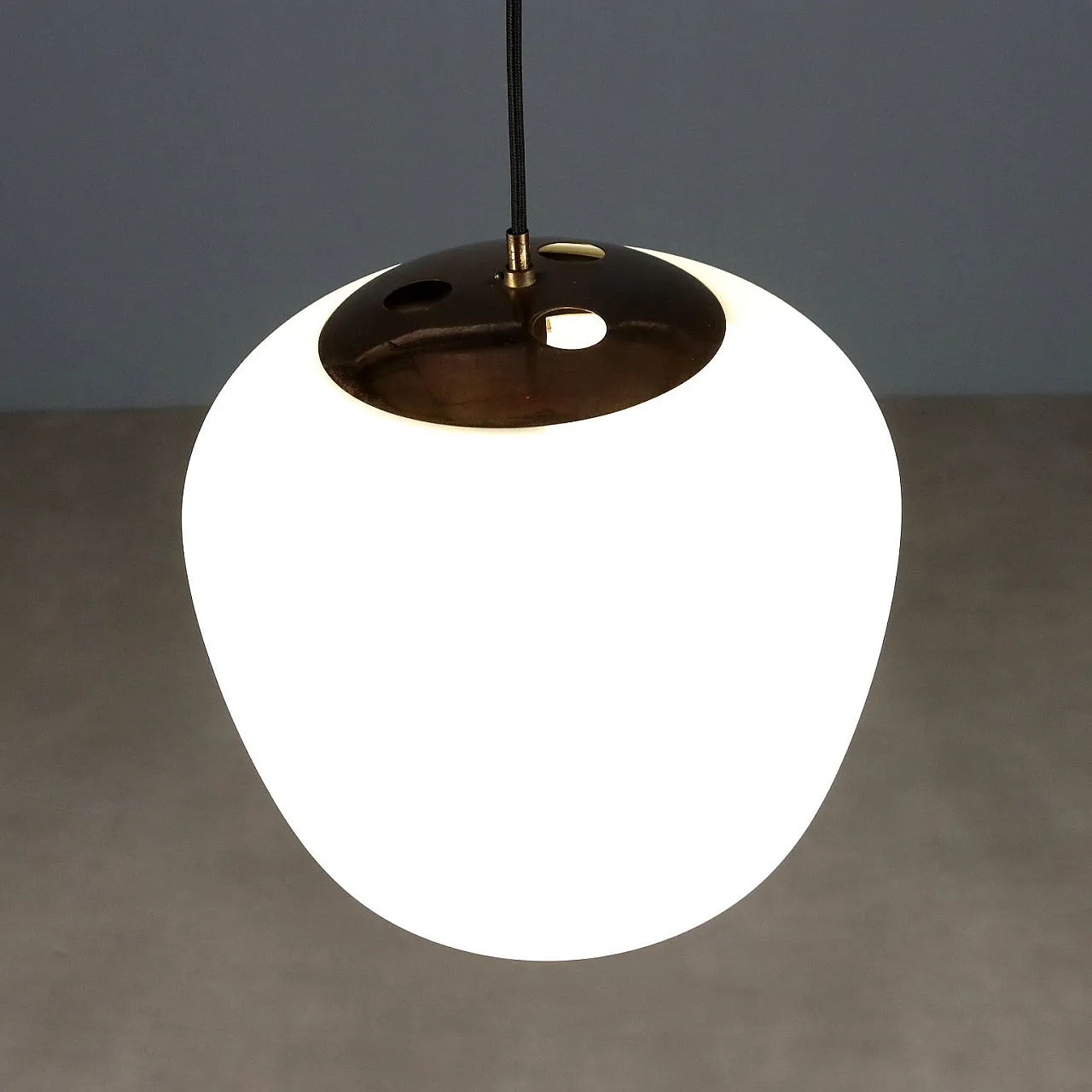 Plafoniera in vetro opalino, ottone e metallo smaltato, '900 4