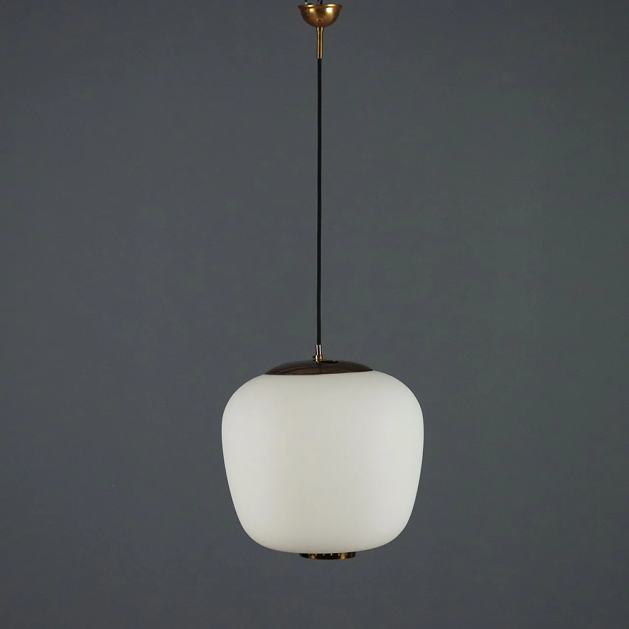 Plafoniera in vetro opalino, ottone e metallo smaltato, '900 7