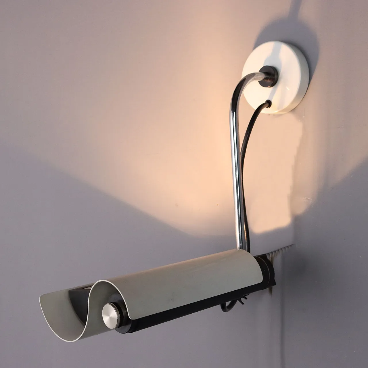 Applique a luce riflessa con diffusore in metallo smaltato, '900 1