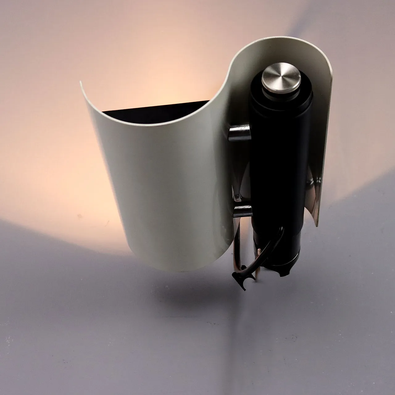 Applique a luce riflessa con diffusore in metallo smaltato, '900 4