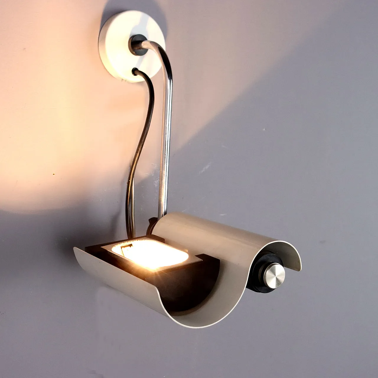 Applique a luce riflessa con diffusore in metallo smaltato, '900 5