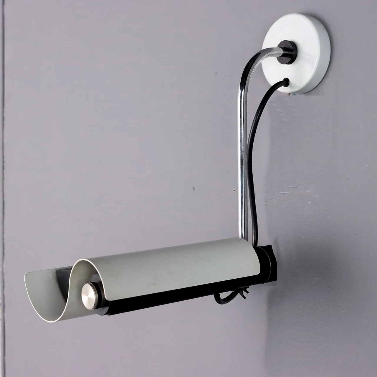 Applique a luce riflessa con diffusore in metallo smaltato, '900 10