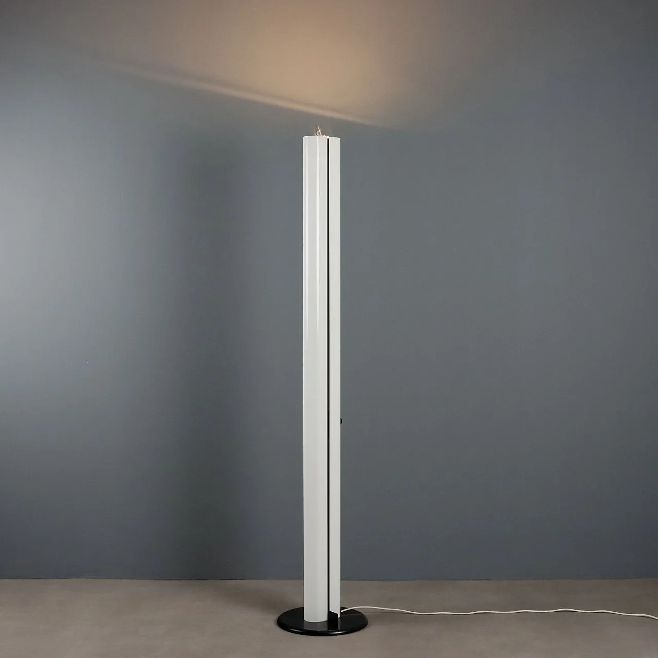 Floor lamp in enameled metal and aluminum, 20th century 1