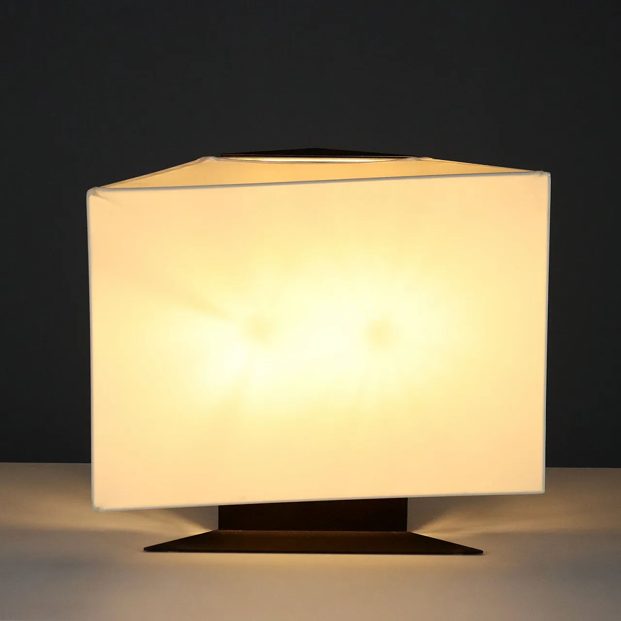 Lampada da tavolo in acciaio smaltato e paralume in tessuto, anni '70 1