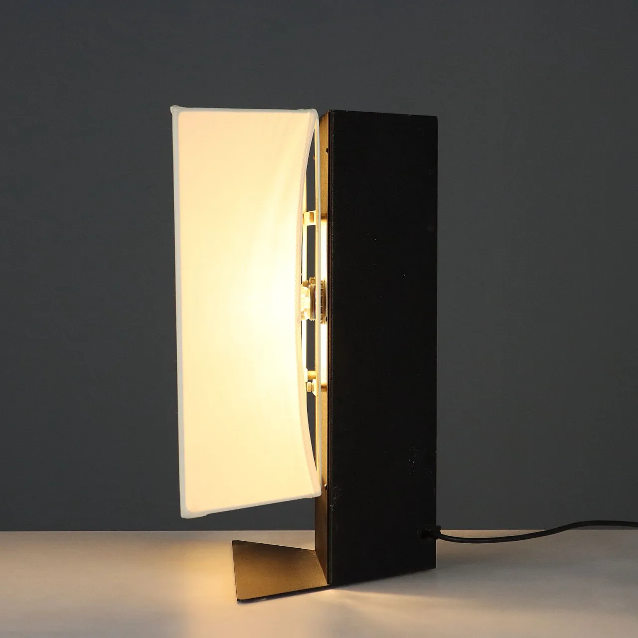 Lampada da tavolo in acciaio smaltato e paralume in tessuto, anni '70 4