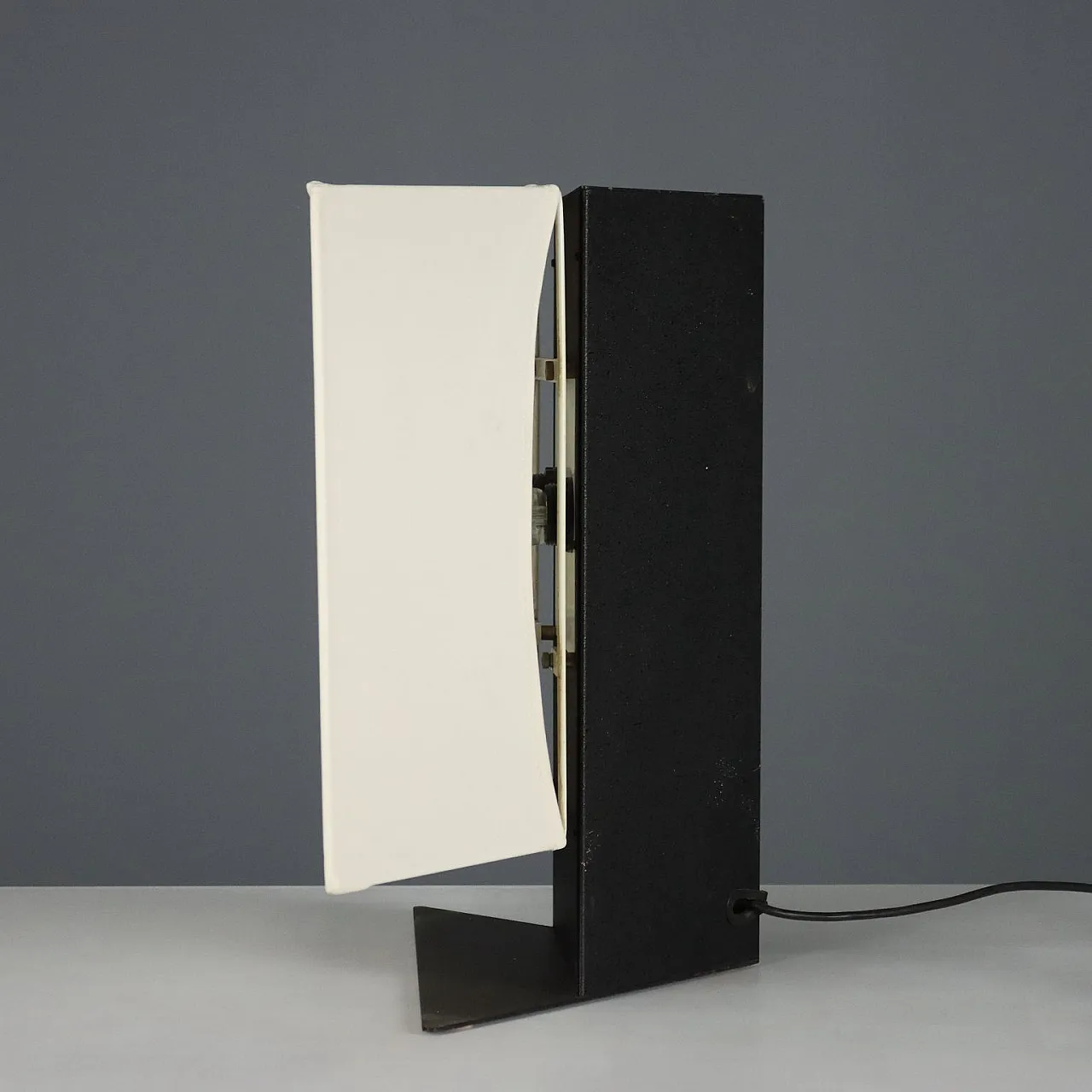 Lampada da tavolo in acciaio smaltato e paralume in tessuto, anni '70 5