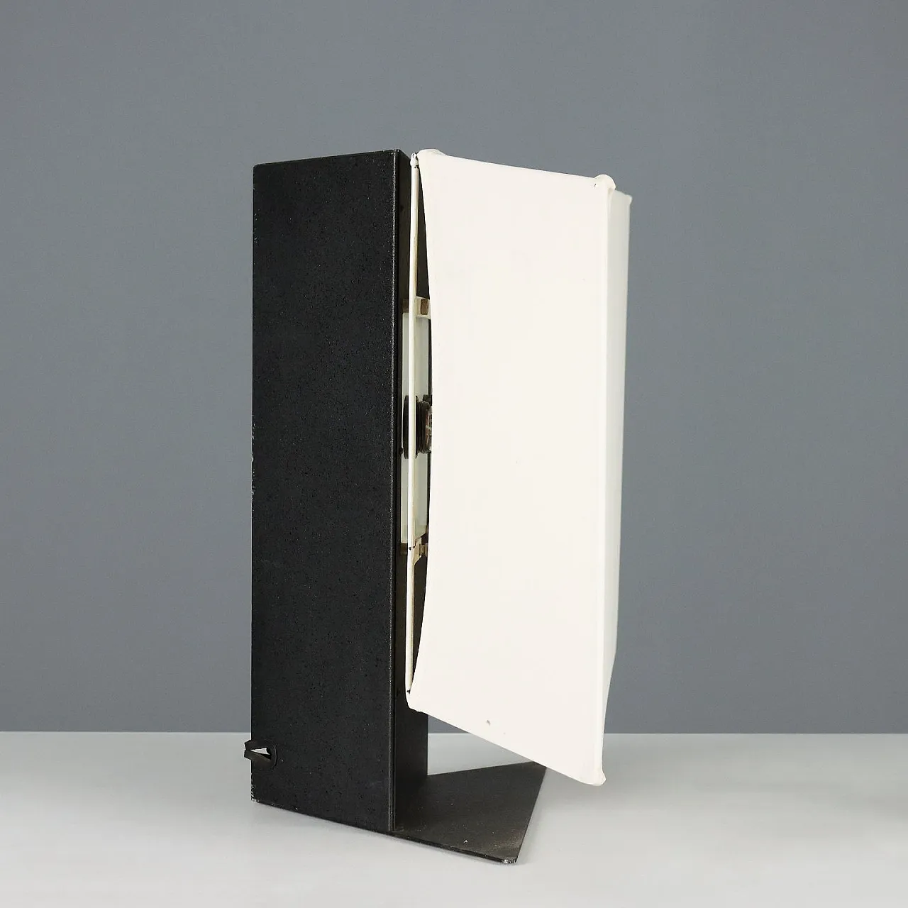 Lampada da tavolo in acciaio smaltato e paralume in tessuto, anni '70 9