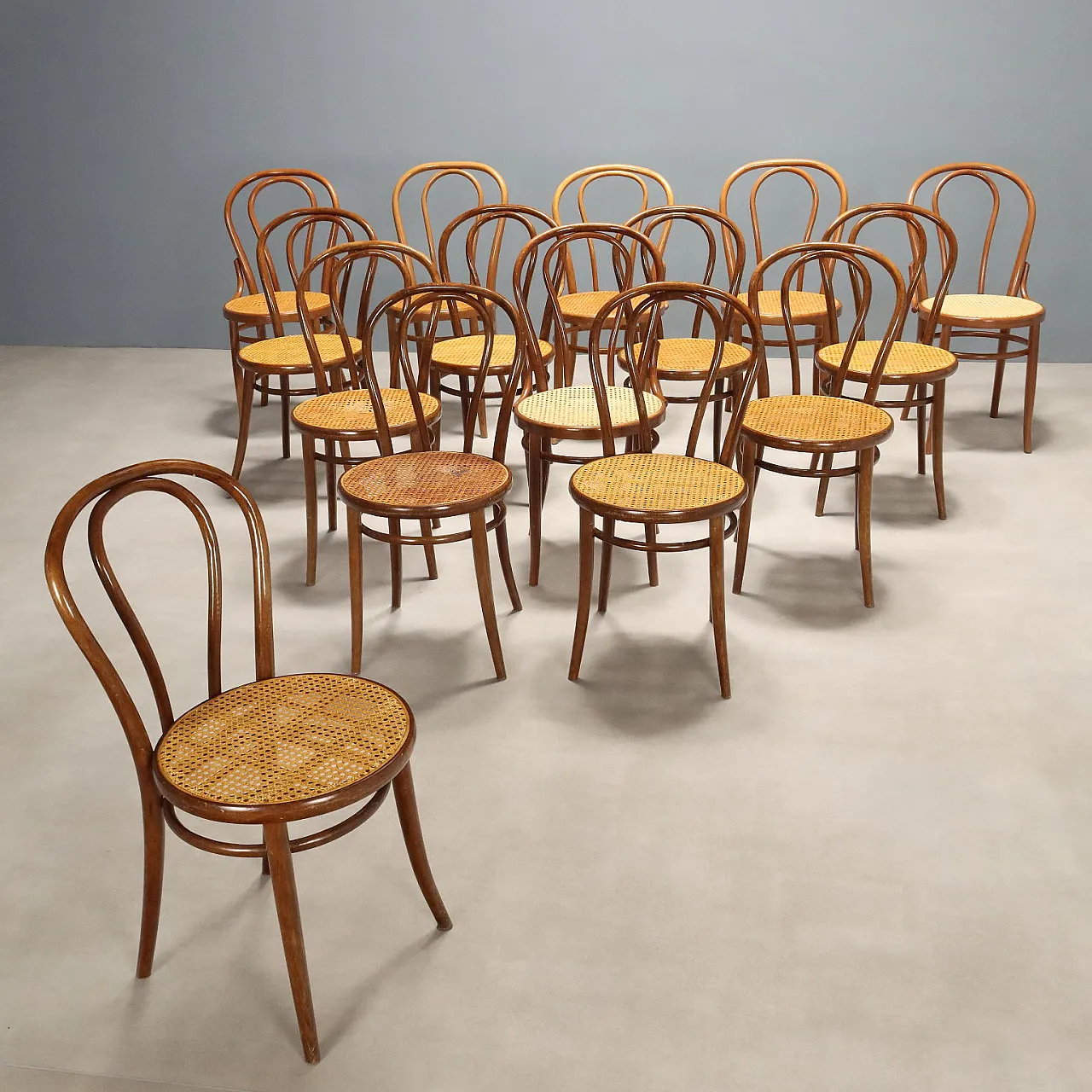 15 Sedie stile Thonet in faggio tinto noce e sedili in paglia, '900 1