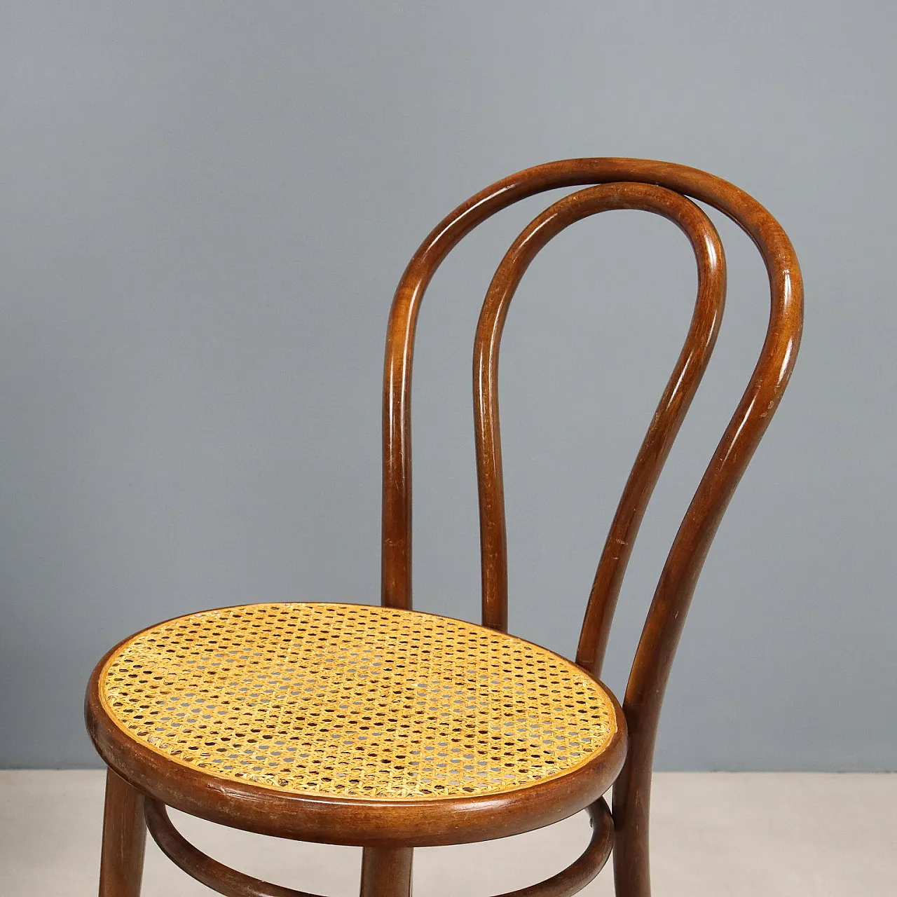 15 Sedie stile Thonet in faggio tinto noce e sedili in paglia, '900 4