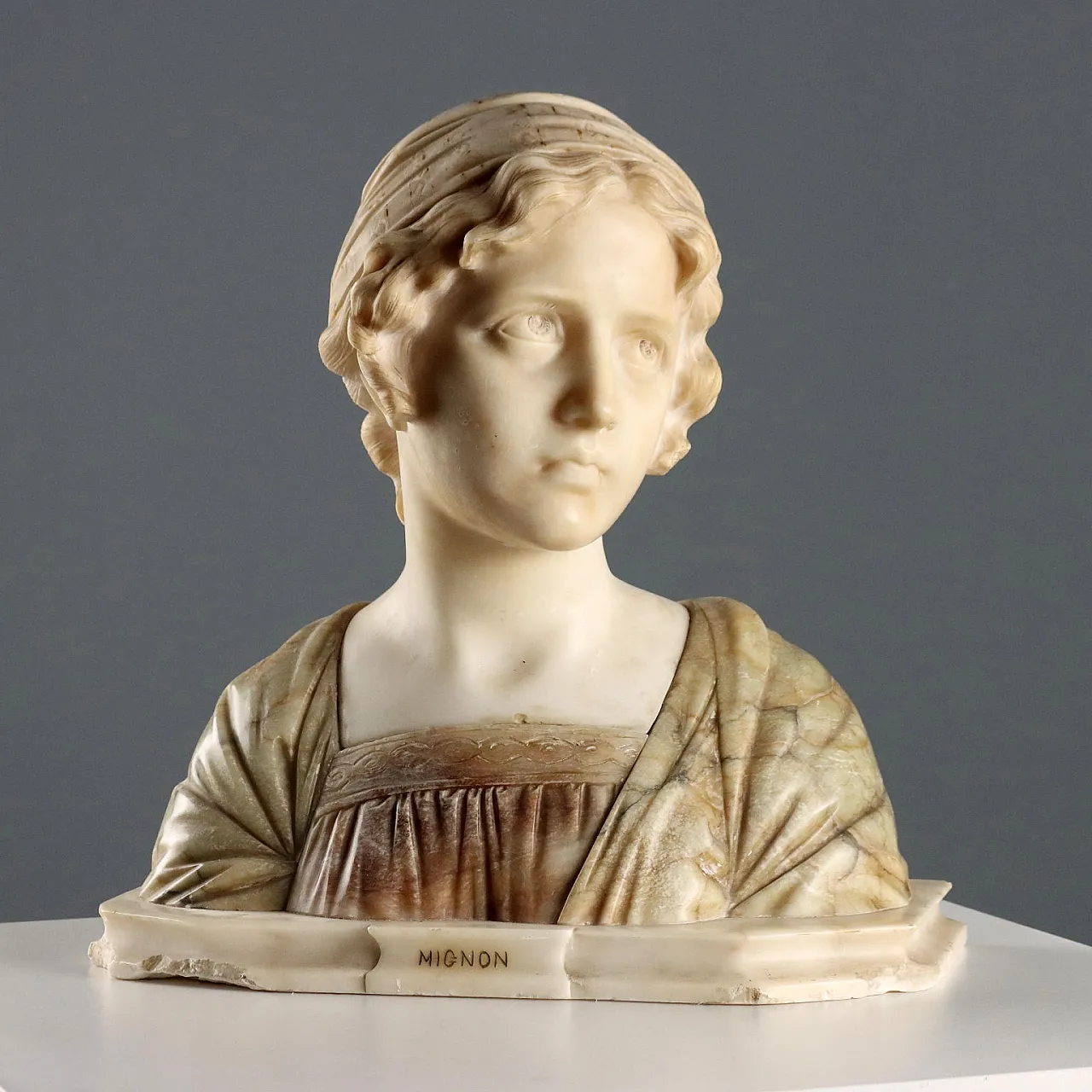 Ritratto a mezzo busto di giovane donna in marmo e breccia, '900 1