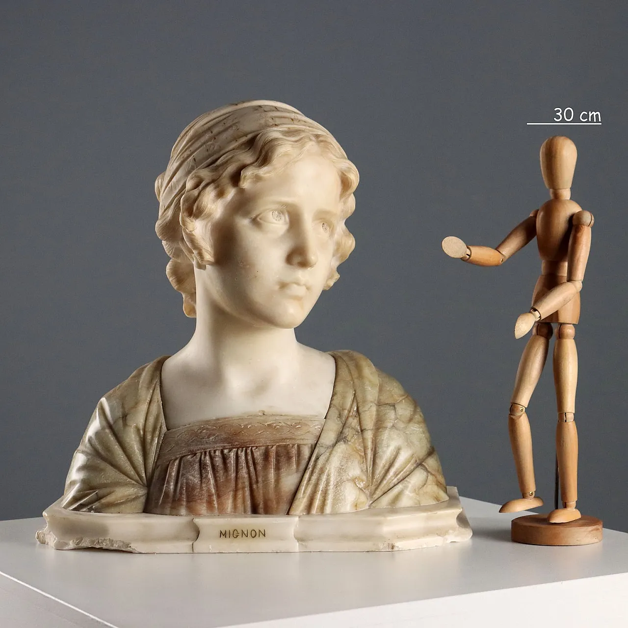 Ritratto a mezzo busto di giovane donna in marmo e breccia, '900 2