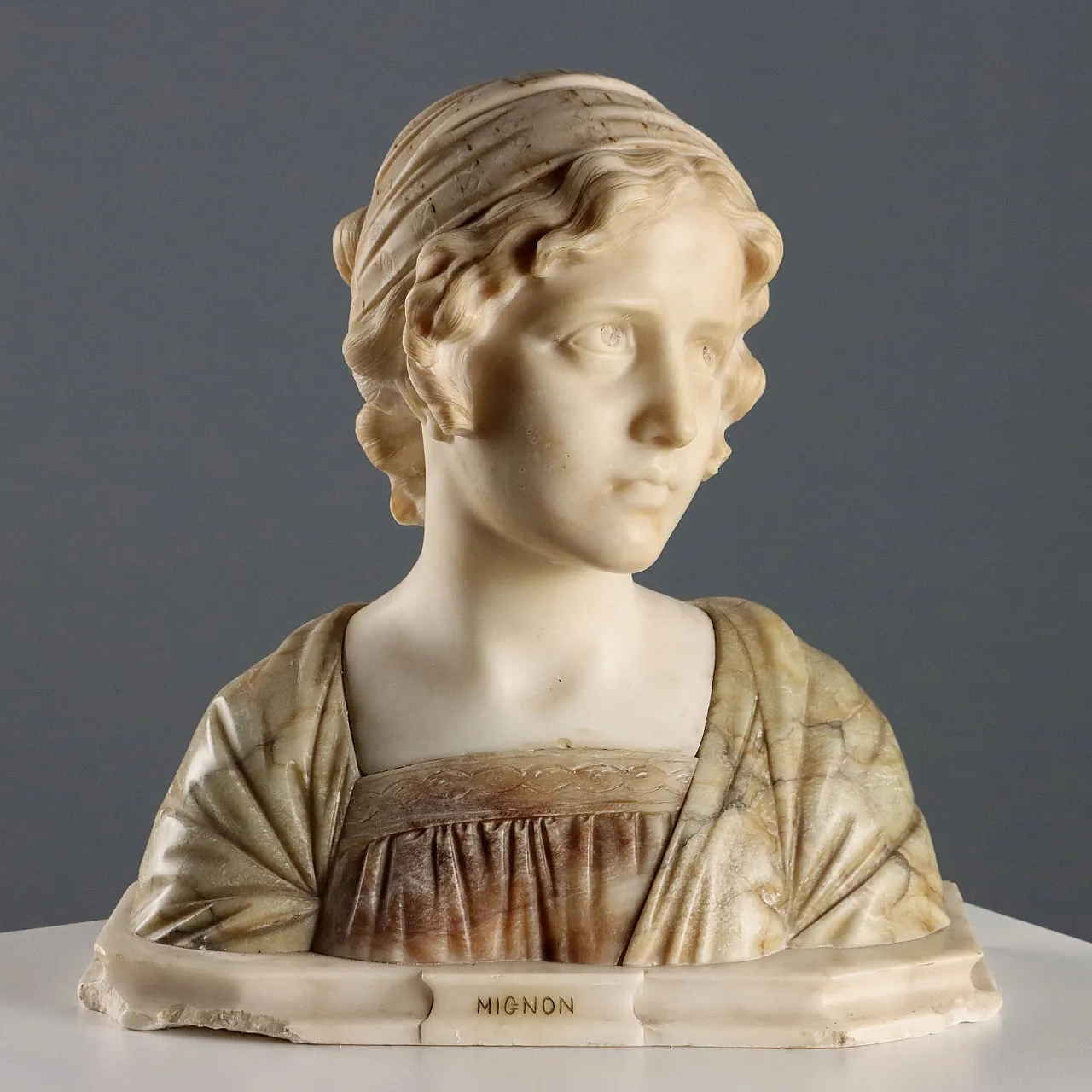 Ritratto a mezzo busto di giovane donna in marmo e breccia, '900 3