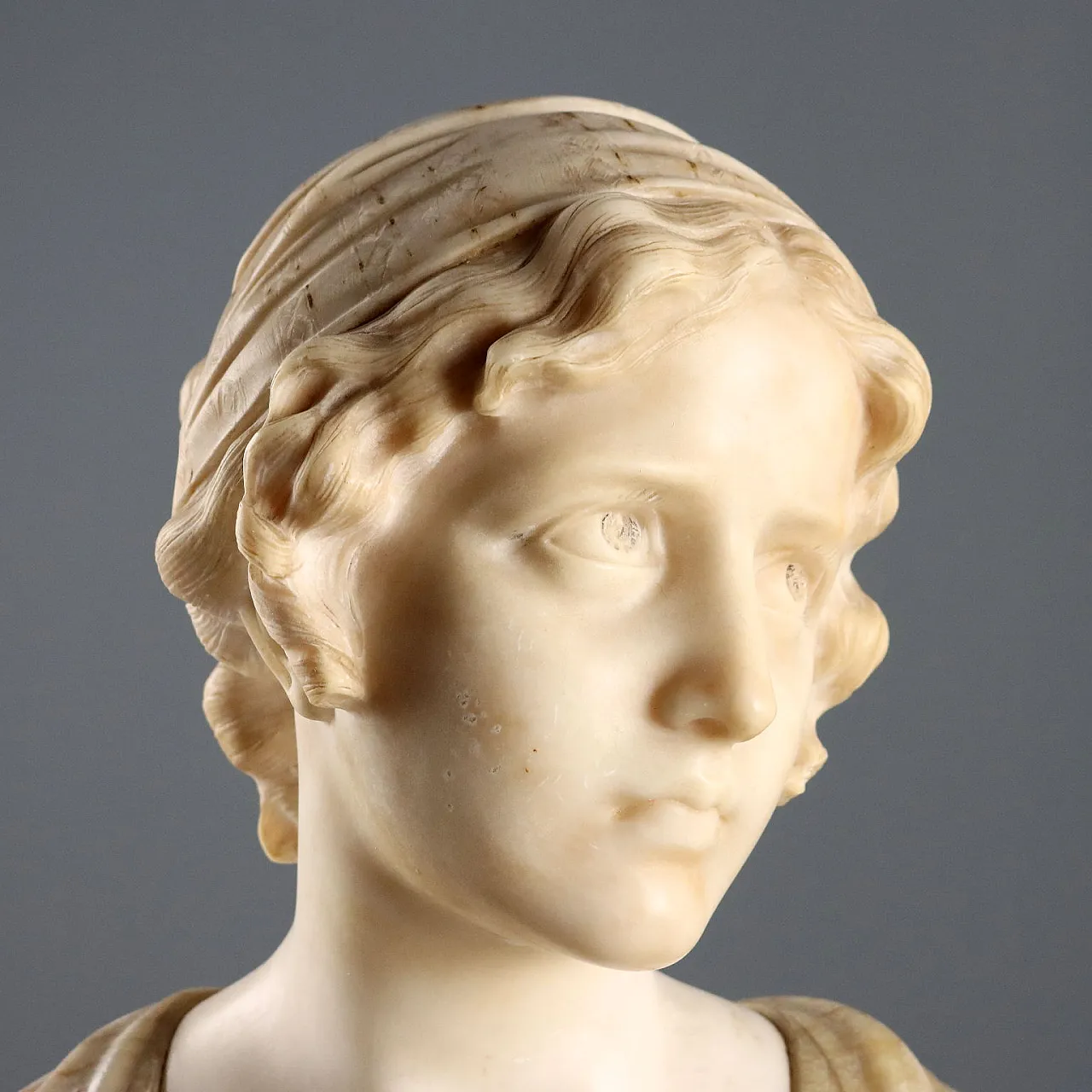 Ritratto a mezzo busto di giovane donna in marmo e breccia, '900 4