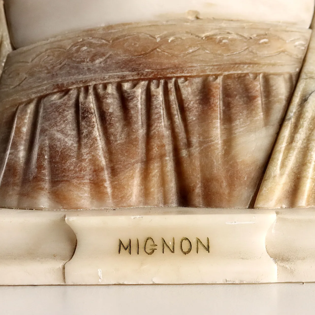 Ritratto a mezzo busto di giovane donna in marmo e breccia, '900 5