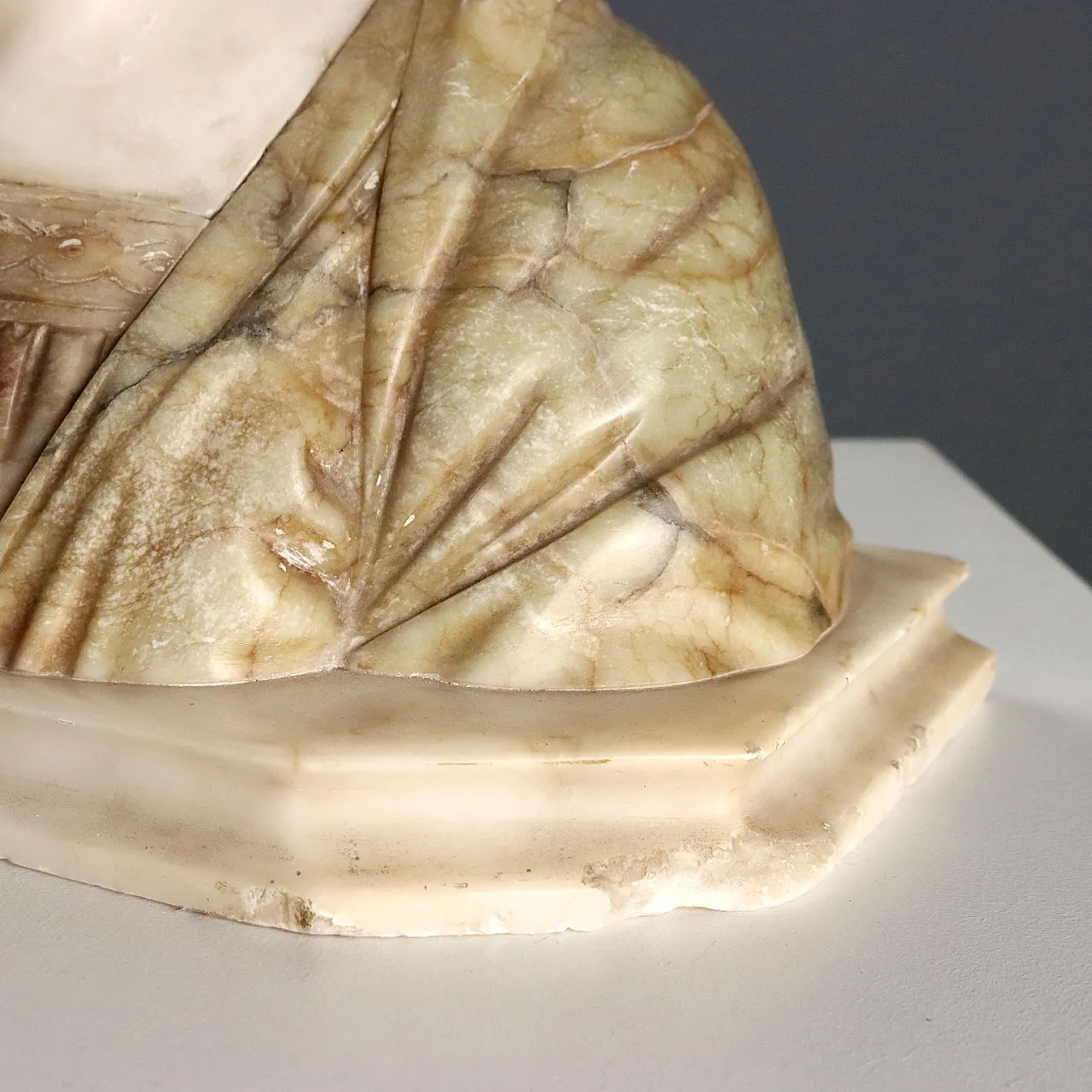 Ritratto a mezzo busto di giovane donna in marmo e breccia, '900 7