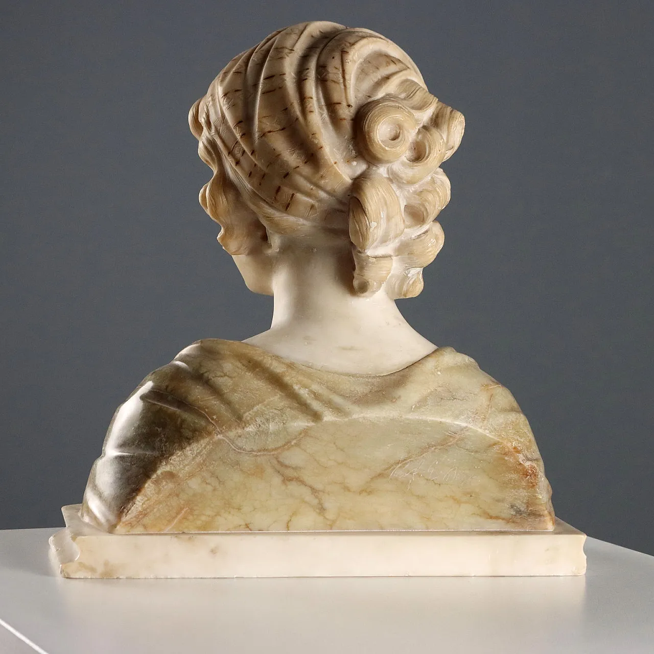 Ritratto a mezzo busto di giovane donna in marmo e breccia, '900 8