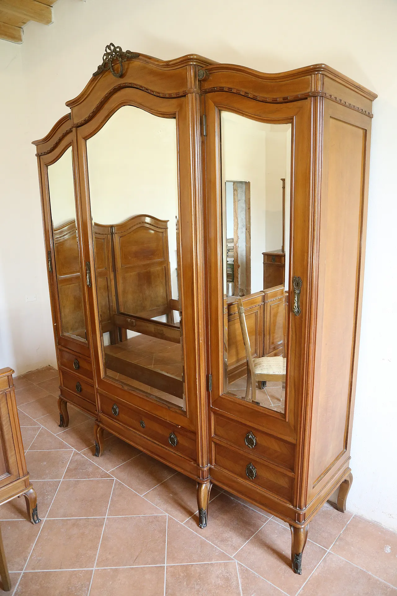 Complete double bedroom in Louis XV walnut, late 19th century 13