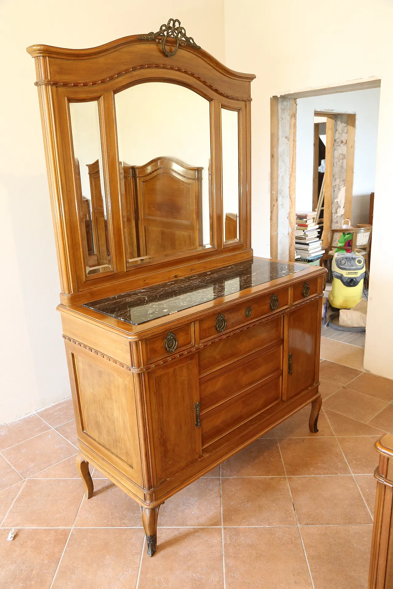 Complete double bedroom in Louis XV walnut, late 19th century 14