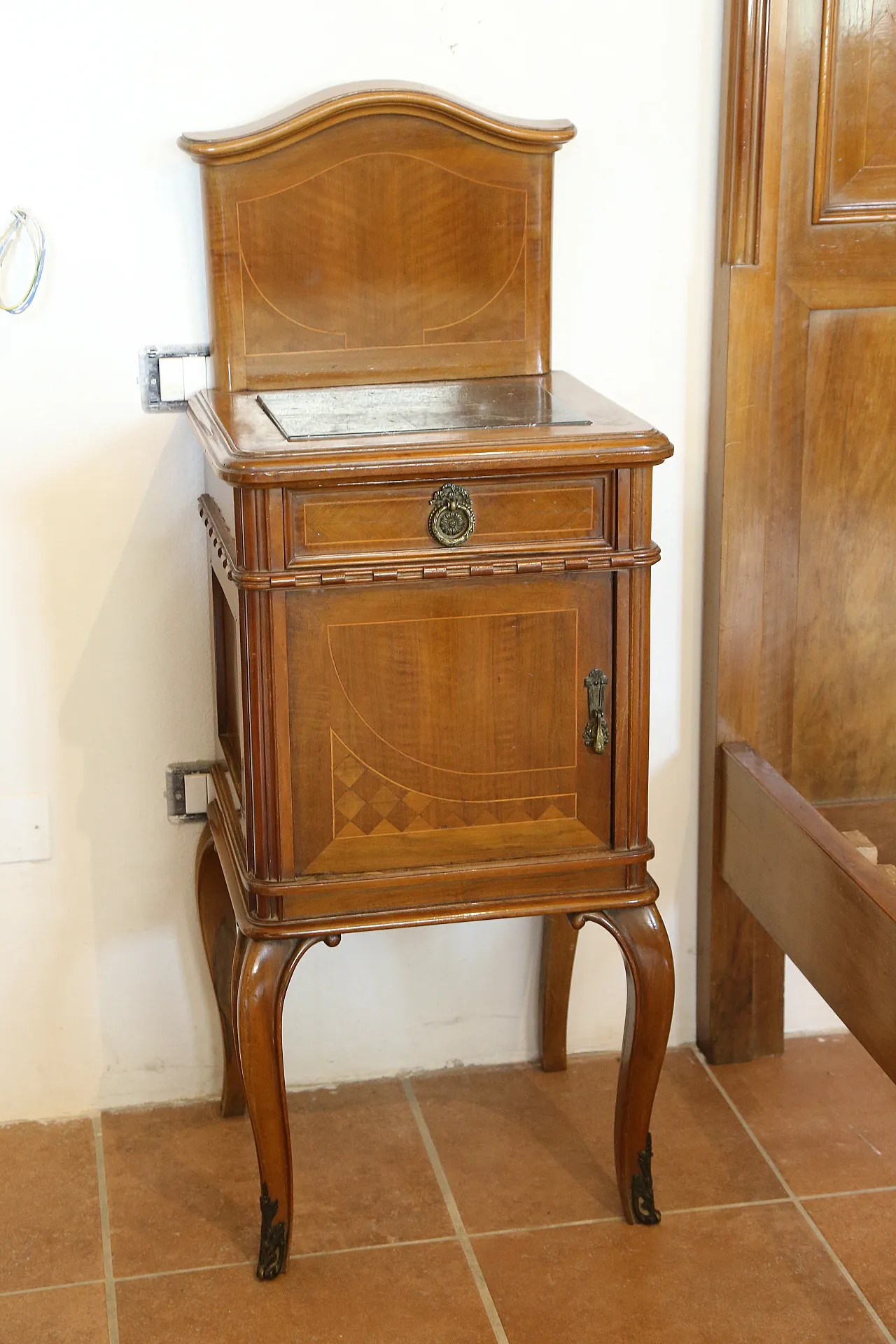 Complete double bedroom in Louis XV walnut, late 19th century 15