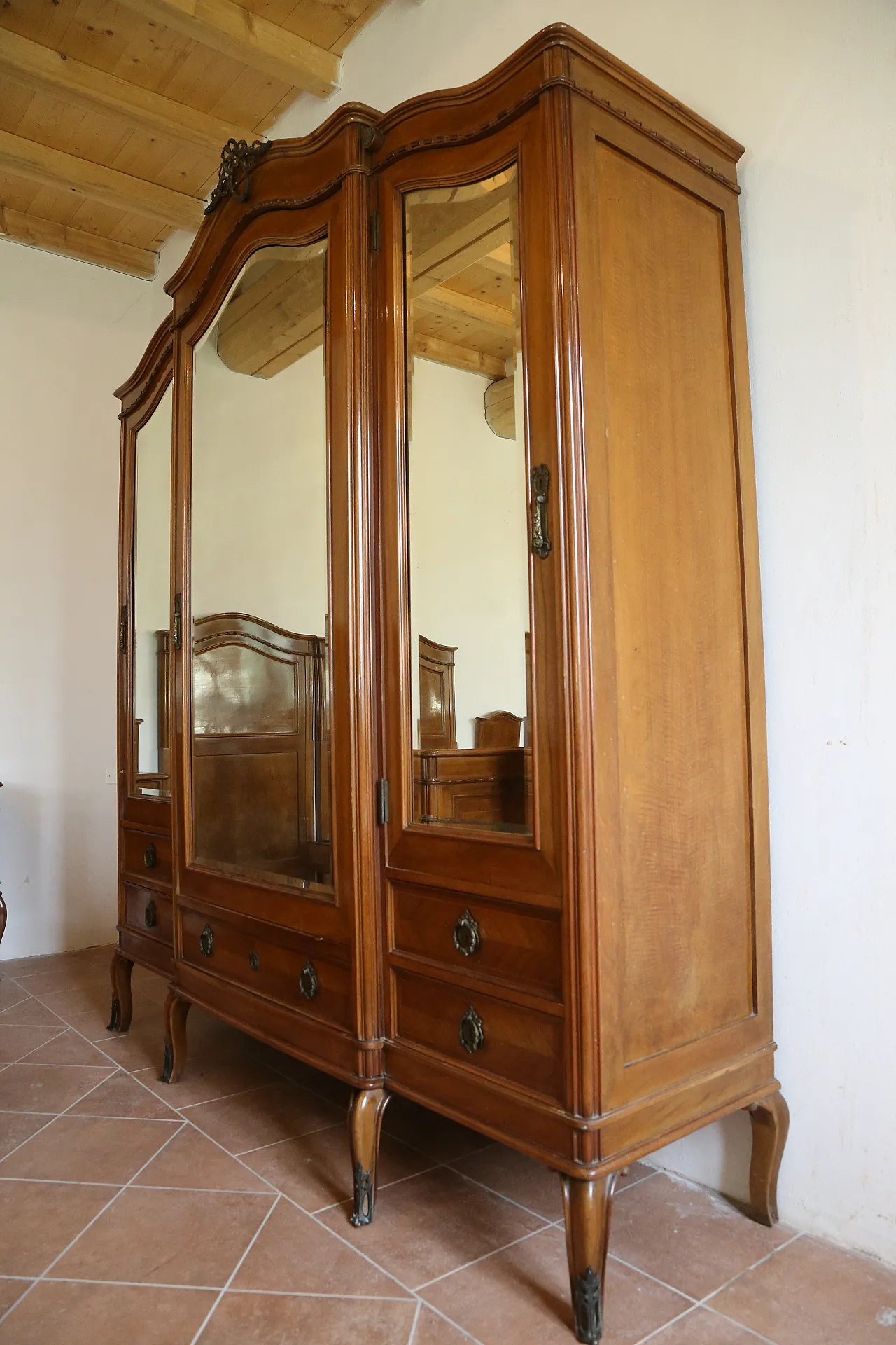 Complete double bedroom in Louis XV walnut, late 19th century 17