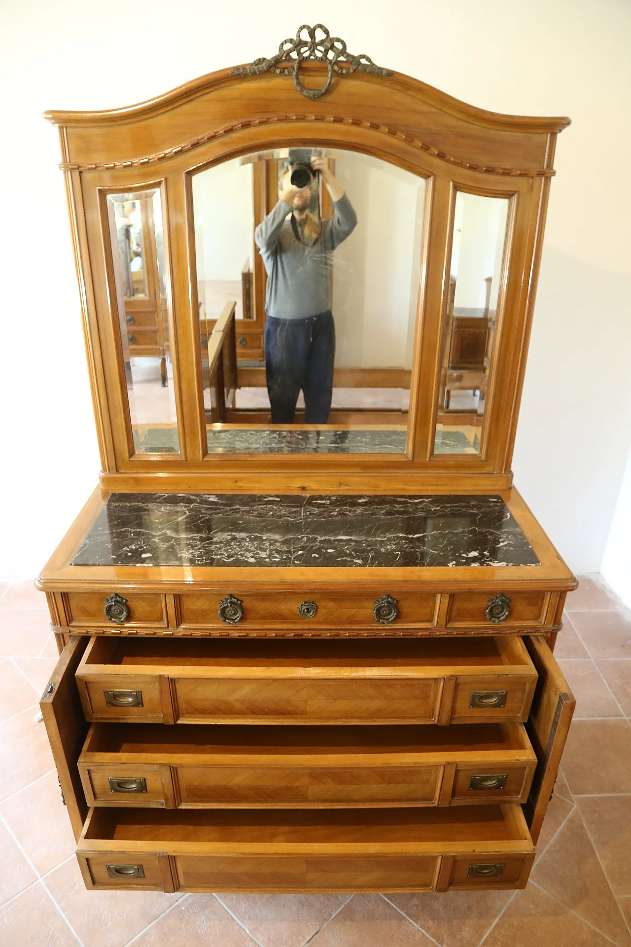 Complete double bedroom in Louis XV walnut, late 19th century 19